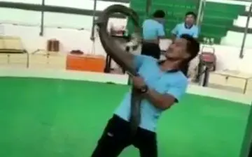لحظه وحشتناک حمله مار شاه‌کبری به مرد جوان! +فیلم