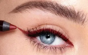 آیا خط لب می‌تواند جایگزین خط چشم شود؟ | نکات مهمی که باید درباره استفاده از خط لب برای چشم بدانید
