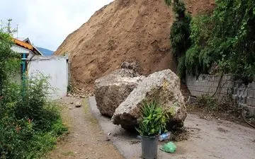 ترافیک سنگین در محور یاسوج_ اصفهان در پی ریزش کوه