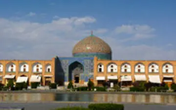 شوت به سمت کاشی‌های مسجد ۴۰۰ساله و تاریخی اصفهان