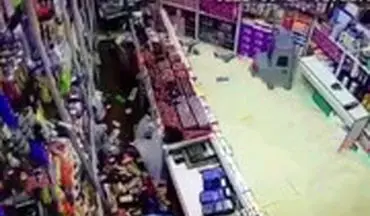 تصاویر دوربین سوپرمارکت از لحظه وقوع زلزله درگهان