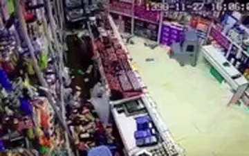 تصاویر دوربین سوپرمارکت از لحظه وقوع زلزله درگهان