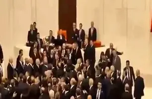 درگیری و کتک‌کاری در پارلمان ترکیه؛ ماجرا چه بود؟ + ویدئو