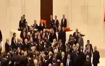 درگیری و کتک‌کاری در پارلمان ترکیه؛ ماجرا چه بود؟ + ویدئو