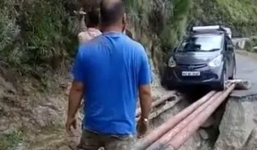 عبور خطرناک خودرو از دره 
