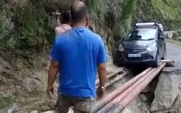 عبور خطرناک خودرو از دره 