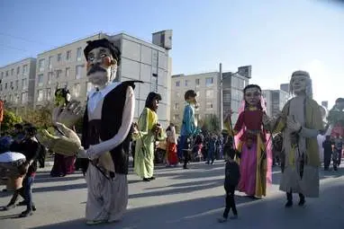 شادپیمایی عروسک‌ها در مسکن مهر شهرک دولت‌آباد شهر کرمانشاه