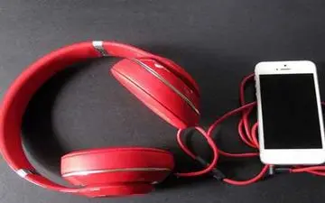  آسیب های جبران ناپذیر ناشی از استفاده ی زیاد هندزفری