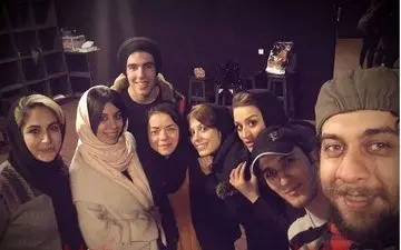سلفی مهتاب نصیرپور و شاگردانش در کلاس آموزش بازیگری (عکس)