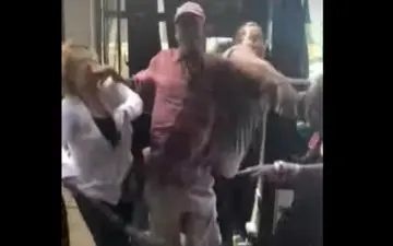 حمله وحشیانه زنان جوان به زن سالخورده در اتوبوس!