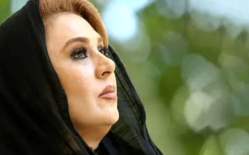 تصاویری از سیگار کشیدن نسرین‌ مقانلو کنار دریا