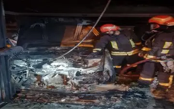 آتش‌سوزی خودرو درون پارکینگ ساختمان مسکونی در فرهنگیان فاز ۲ مهار شد