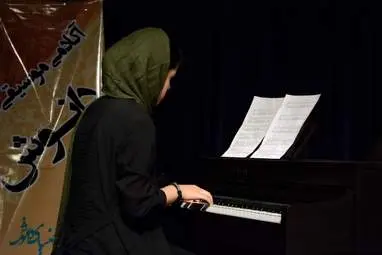 نواختن پیانو نونهالان از آکادمی موسیقی خونیای دانوش در دومین فستیوال موسیقی دانوش 