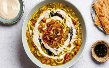 طرز تهیه آش رشته نذری | فوت‌وفن جاافتادن و طعم بی‌نظیر خانگی