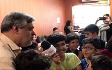 تلاش محمد مهاجری برای توصیف کار خبرنگاری بین پسران زیر ۱۰ سال!