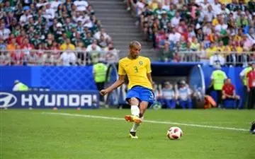 مدافع تیم ملی برزیل کری خوانی کرد!