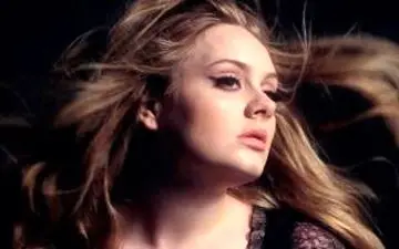 ترفند ساده و شگفت‌ انگیز ادل، برای زیبایی پوستش!