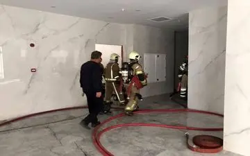 آتش‌سوزی مهیب در برج ۱۰ طبقه تهران؛ ۳۰ نفر نجات یافتند
