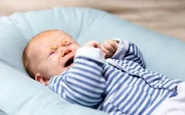 8 کار و رفتاری که هرگز نباید با یک نوزاد انجام دهید