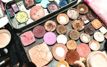 راه های تشخیص لوازم آرایشی فاسد: چگونه بفهمیم لوازم آرایشی ما فاسد شده است؟