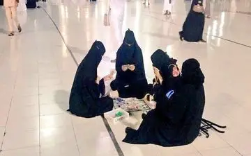 عکس جنجالی از ورق بازی زنان عربستان در مسجد الحرام!