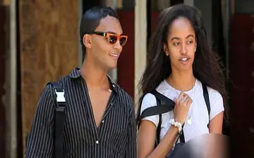 عکس  بحث برانگیز مالیا اوباما با یک فرد ناشناس