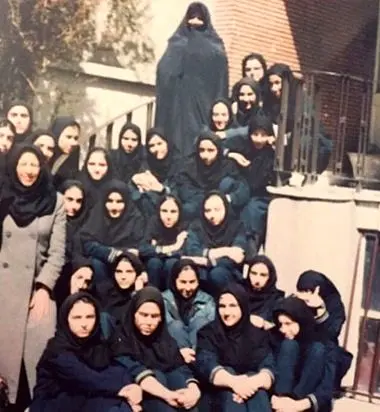 عکسی زیر خاکی از چهره "خانم بازیگر ایرانی" در دوره دبیرستان/ تصویر