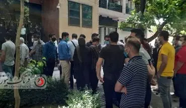 گزارش تصویری از تجمع مردم مقابل بورس اصفهان