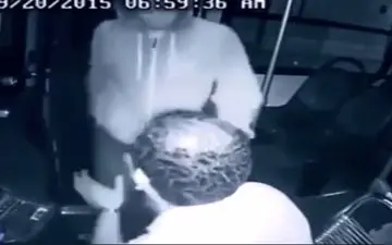 مقاومت راننده و مسافر در مقابل سارق مسلح+فیلم