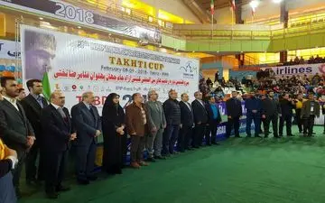 پادرمیانی وزیر ورزش برای حضور یک خانم در سالن کشتی+عکس