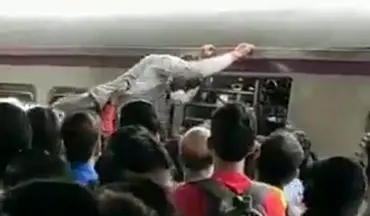 اقدام عجیب مسافر مقابل هجوم مسافران قطار 