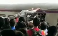 اقدام عجیب مسافر مقابل هجوم مسافران قطار 