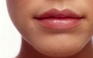 راهی کم هزینه و بدون درد برای داشتن لب هایی برجسته 