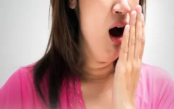 با این ترفندها، دیگر نگران بوی دهان خود نباشید