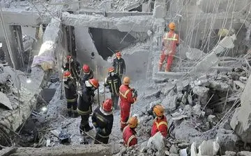 نجات ۱۲ شهروند از زیر آوار در خیابان دردشت تهران