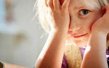 آیا امکان پیشگیری از رفتارهای یک کودک خجالتی وجود دارد؟