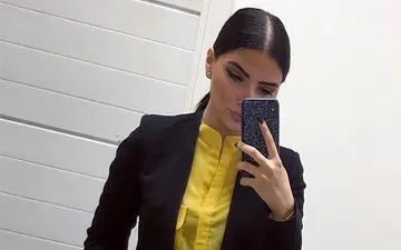 مجری زنِ معروف و بسیار زیبای ترکیه‌ای با لباس تراکتور 