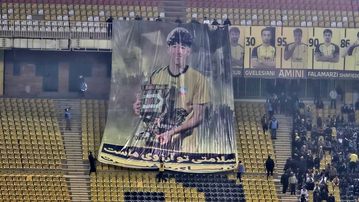 حمایت سکوهای نقش‌جهان از پدیده مصدوم سپاهان