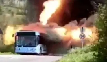 فاجعه در جاده: انفجار ناگهانی باتری اتوبوس برقی در جاده (فیلم)
