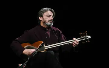 دست کسانی را که در خیابان ساز بزنند و بخوانند می‌فشارم