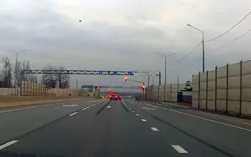 تصادف یک دستگاه خودرو پشت چراغ قرمز 