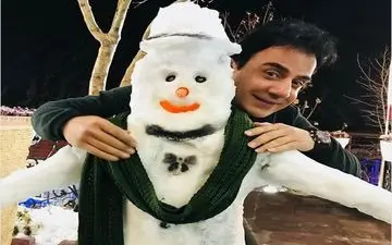 تیپ و ژست جالب عموپورنگ با آدم برفی (عکس)