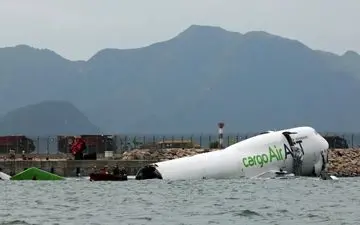 حادثه در فرودگاه هنگ کنگ: هواپیمای باری اماراتی حین فرود در دریا سقوط کرد