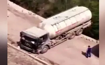 مهارت حیرت انگیز راننده تریلی در نجات خودرو از سقوط به دره + فیلم