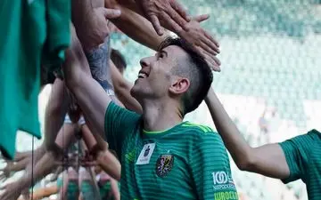 احمدزاده مورد هجوم هواداران خشمگین پرسپولیس قرار گرفت