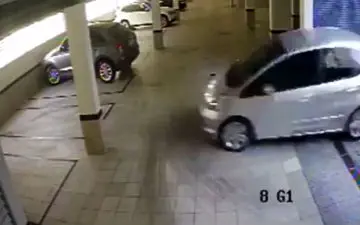 عجیب‌ترین روش ورود خودرو به پارکینگ عمومی