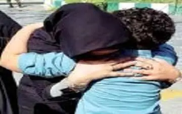 
داستان تلخ همراهی اجباری پسر با پدر متواری/ لحظه دیدار مادر و فرزند بعد از ۷ سال + فیلم