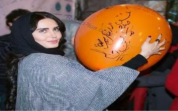 تیپ زیبای خانم بازیگر با بادکنک عجیبی که در دست دارد + عکس