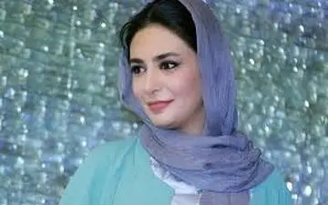 لیندا کیانی به همراه خانواده اش در یک رستوران شیک