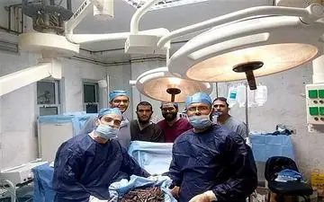 زنی که سالها مداد و میخ و قاشق را درسته میخورد/عکس